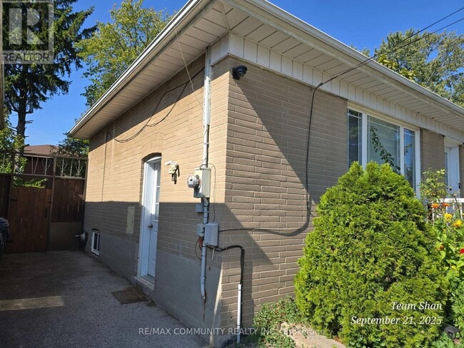 Building Photo - 122 Kitchener Rd