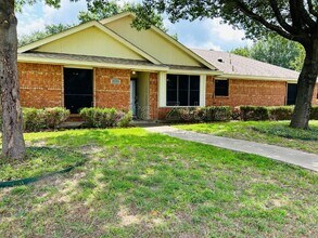 Building Photo - 828 Haverford Ln
