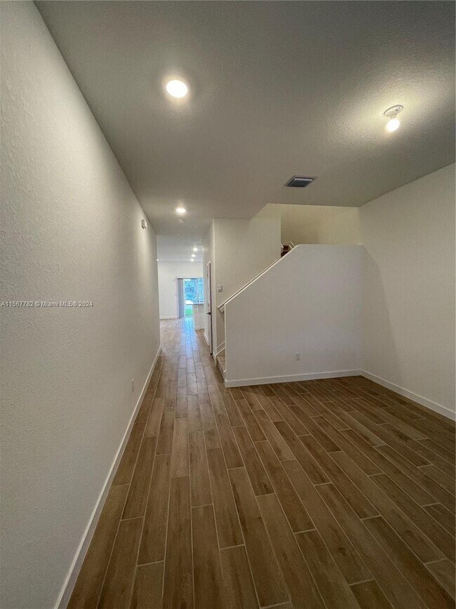 Building Photo - 1672 SE 8th Ave