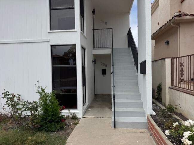 Building Photo - Recently Renovated 2 Bed / 2 Bath Apartmen...