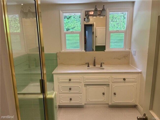 Foto del edificio - 3 br, 3.5 bath House - 541 W Foothill Blvd