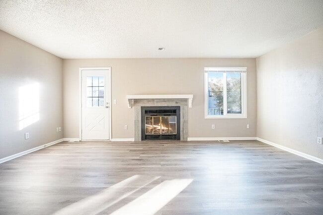 Building Photo - Newly Updates 4-Bedroom, 4-Bathroom Townhouse Available Immediately