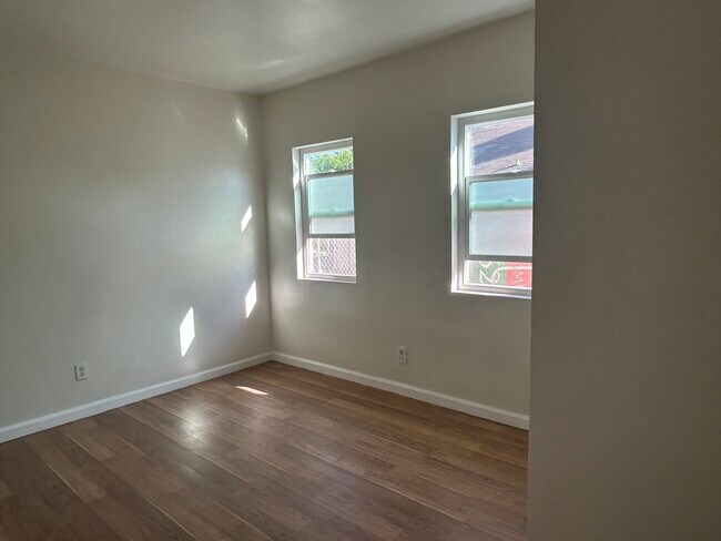 Foto del edificio - 3940 Mennes Ave