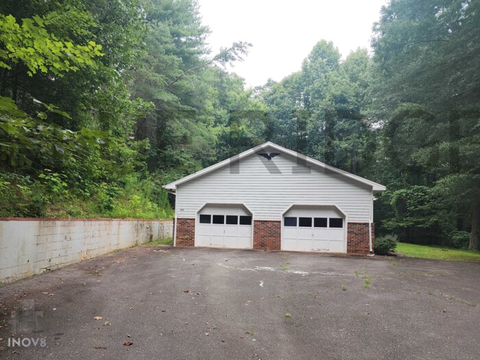 Building Photo - 3 Bedroom Home with Garage
