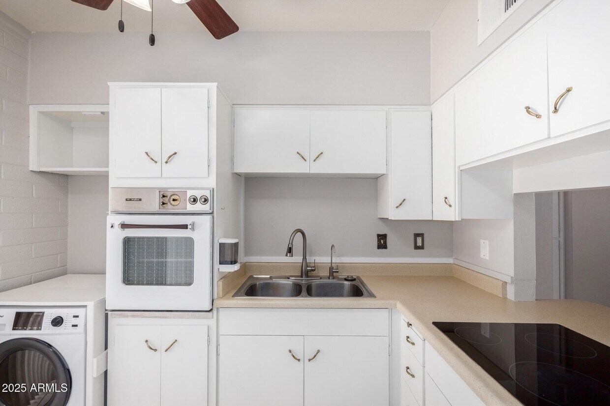 Kitchen - 373 N Evergreen St