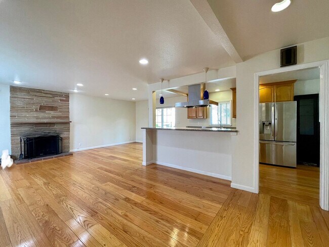 Building Photo - 4 Bed 2 bath SFH in Oakland Hills secluded...