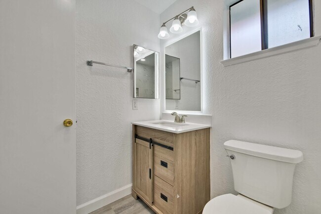 Foto del edificio - Welcome to this 3 bedroom 2 bath Just updated Townhome located in South San Jose.