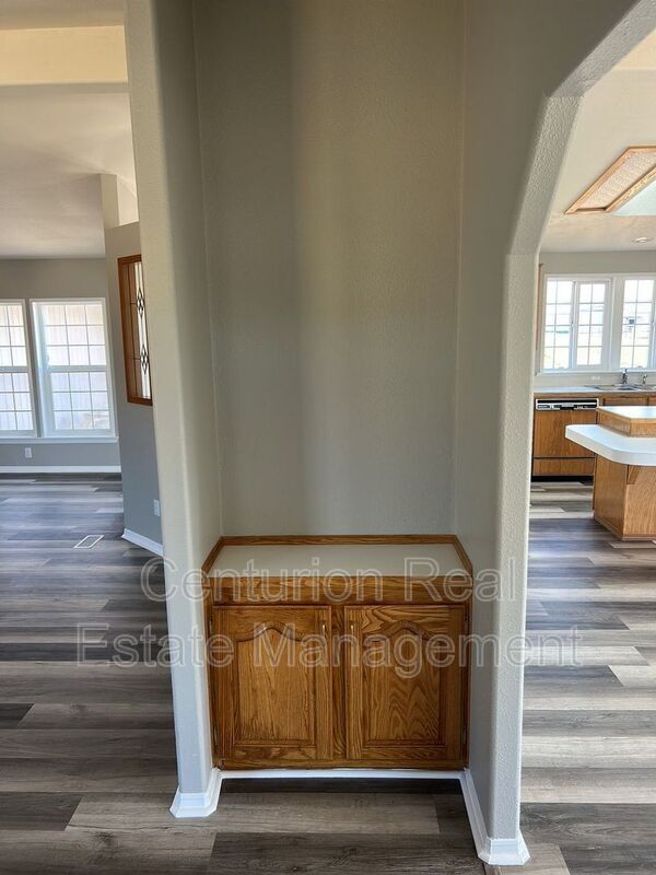 Foto del edificio - 4675 NE Elliott Cir