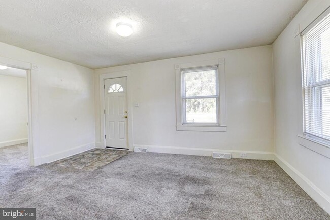 Building Photo - 15 Ritters Ln
