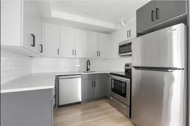 Building Photo - 990 Woodycrest Ave