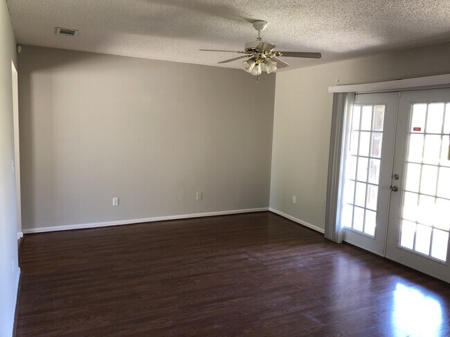Foto del edificio - 3 bed 2 bath Pet friendly Home