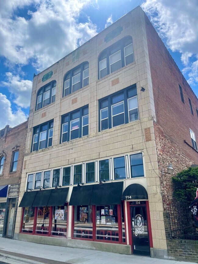 Fachada del edificio en la calle 5 - The Lofts on 5th