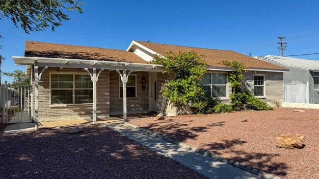 Building Photo - 3-Bed, 2-Bath Single Story Home with Big Y...