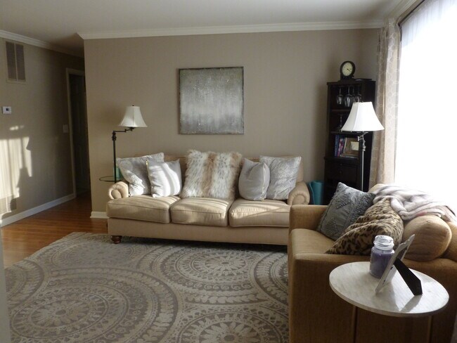 Foto del edificio - 716 N Deer Run Dr