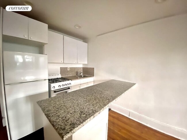 Building Photo - 62 W 70th St