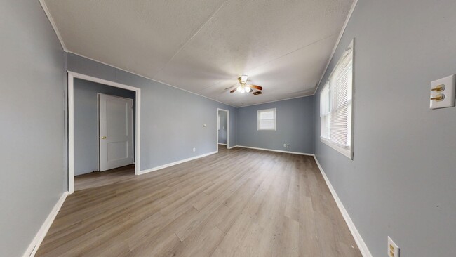 Building Photo - 393 Spayer Ln