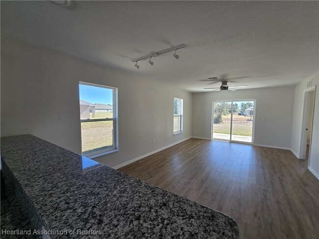 Foto del edificio - 6803 Dickinson Dr