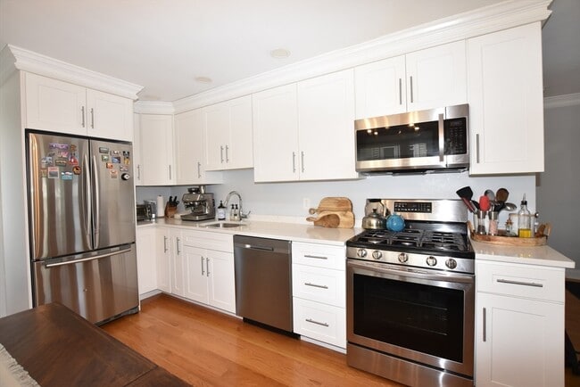 Building Photo - 147 Spruce St