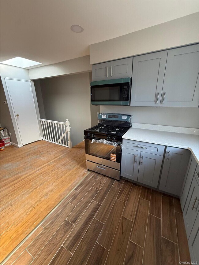 Foto del edificio - 5606 Riverdale Ave