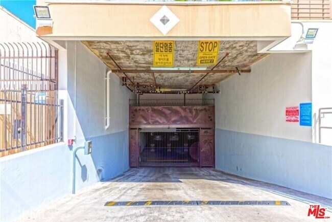 Foto del edificio - 3061 W 12th Pl
