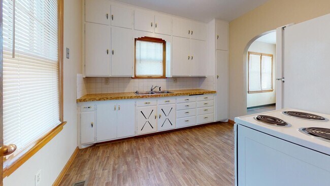 Building Photo - 2 Bedroom, 1 Bathroom House w/Unfinished B...