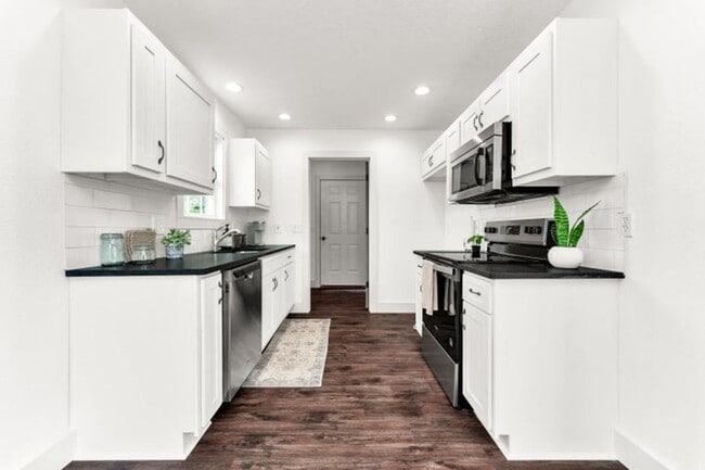 Building Photo - NIXA-5 Bed, 3 bath REMODELED Home | Walkou...