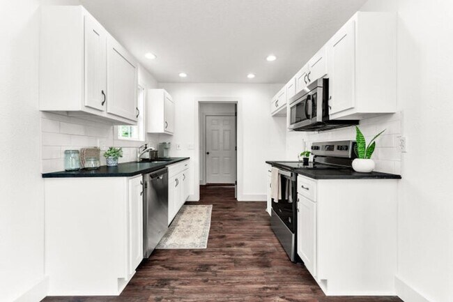 Foto del edificio - NIXA-5 Bed, 3 bath REMODELED Home | Walkou...