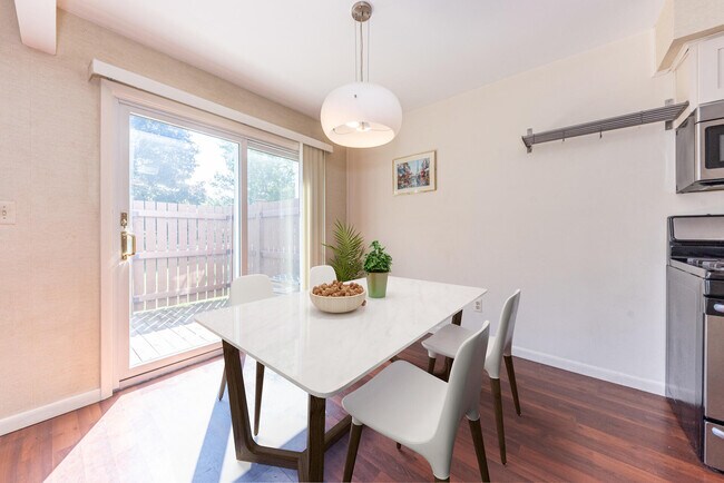 Foto del edificio - 2704 Glenbridge Ct