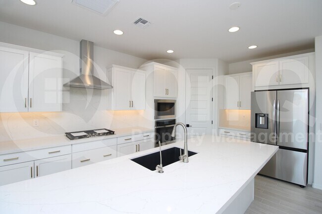 Building Photo - 8725 W Medlock Dr