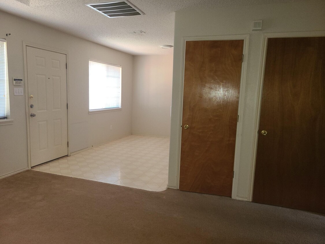 Foto principal - 1018 Lexington Cir