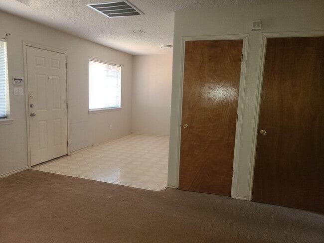 Building Photo - 1018 Lexington Cir