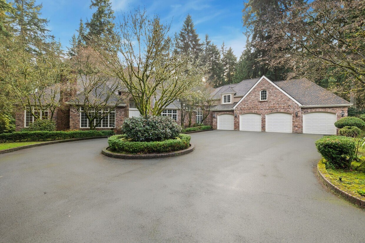 CLICK "REQUEST A TOUR" NOW! House Rental in Bellevue, WA