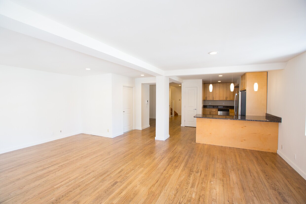 Primary Photo - 225 East 85th Street- 1 Month Free