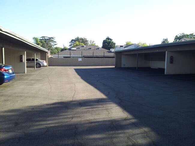 Foto del edificio - 560 W Duarte Rd