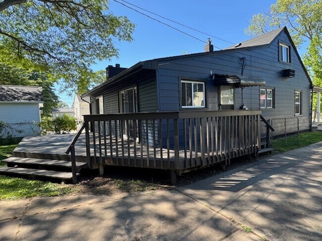 Building Photo - Your dream home is here!