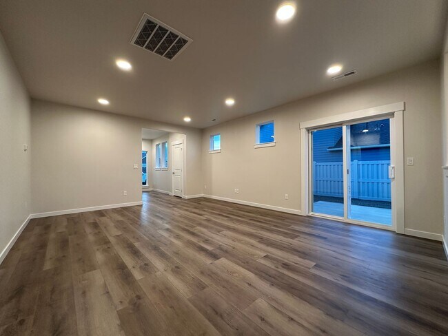 Building Photo - 3bed, 2bath 1,201sq.ft. 2car garage home in Shadow Glen Subdivision - Caldwell