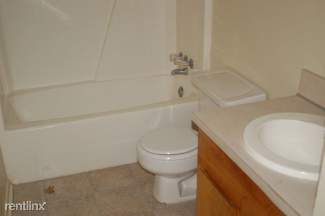 Building Photo - 2 br, 1 bath Duplex - 2712 Sprucewood St A