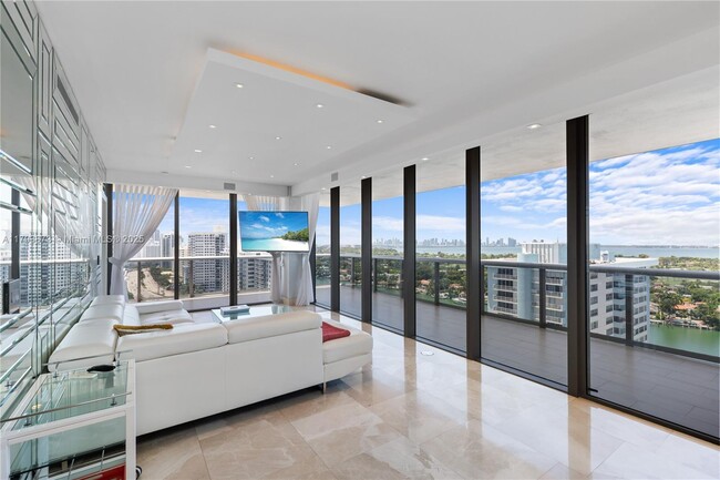 Foto del edificio - 5875 Collins Ave