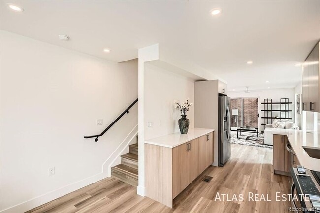 Foto del edificio - 115 W 2nd Ave