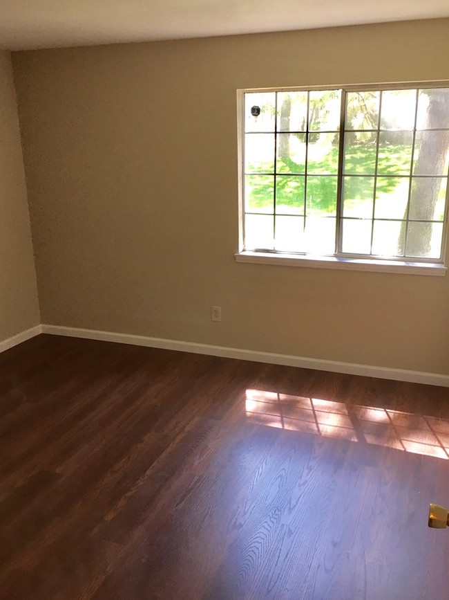 Building Photo - Beautiful Condo in the Brittany Highlands