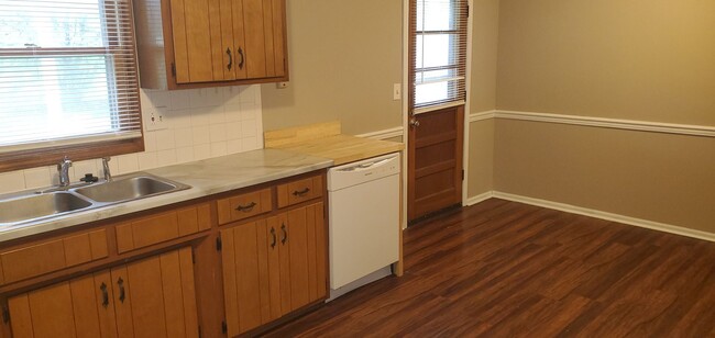 Foto del edificio - 3 bd, 1 ba house, N Columbia, new paint, f...