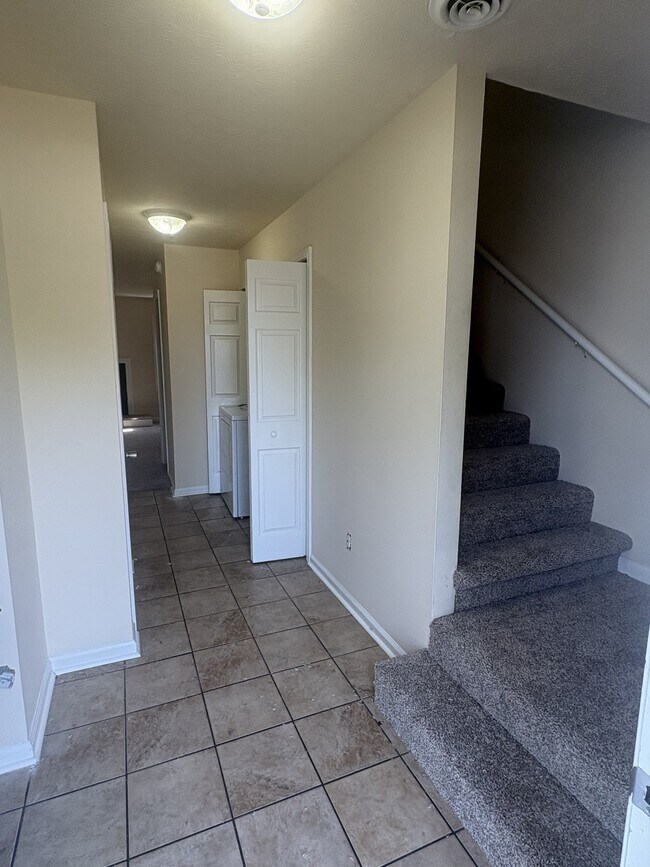 Building Photo - 1612 Highland Way