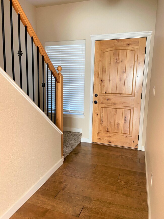 Building Photo - 677 S Pine Tree Ln