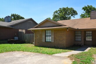 Building Photo - 708 Woodland Ct