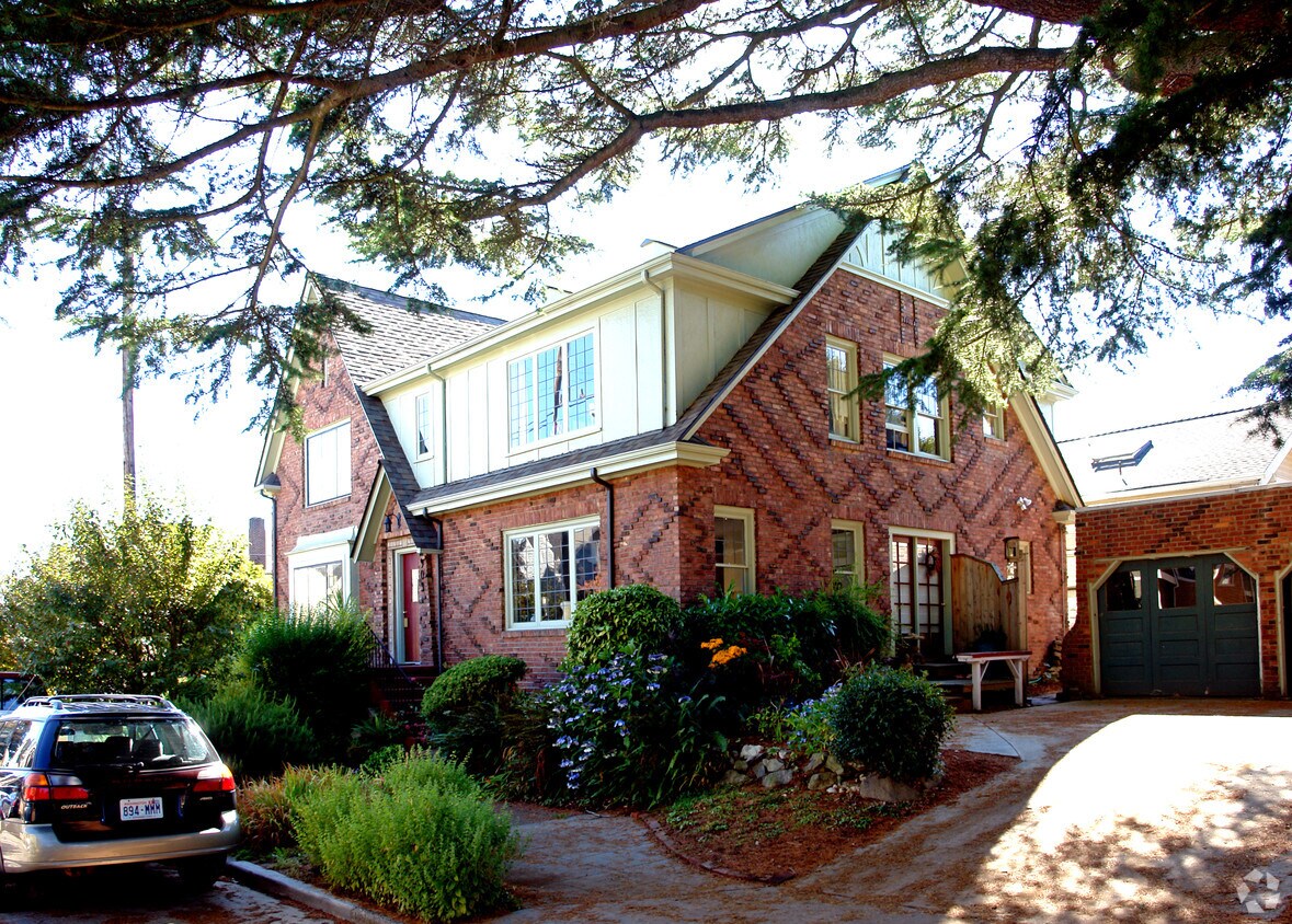 Building Photo - 4903 N Linden Ave