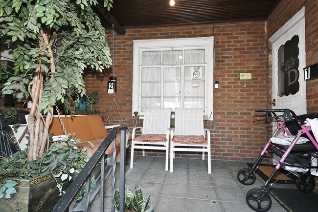 Foto del edificio - 300 Sherman Ave