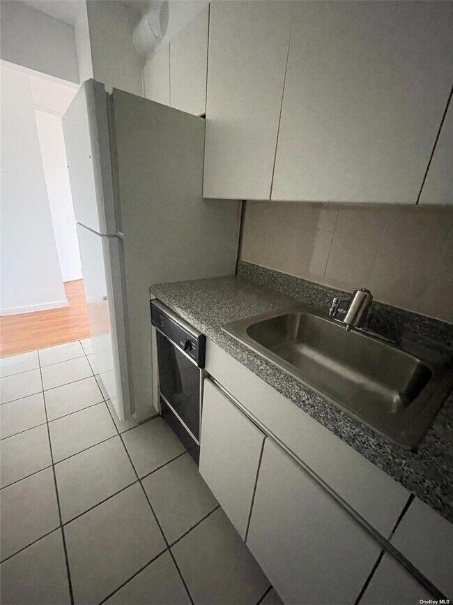Foto del edificio - 87-30 62nd Ave