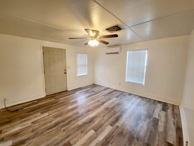 Foto del edificio - 110 E 16th St
