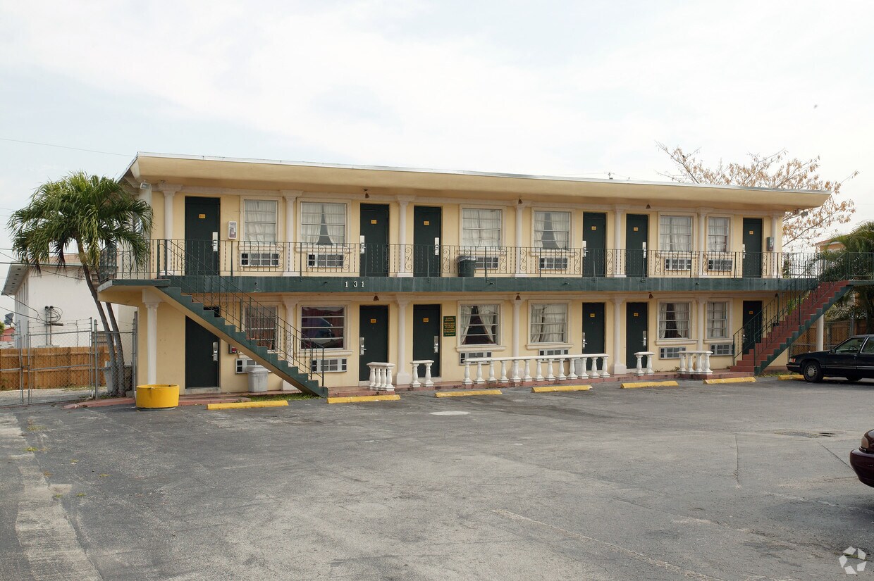 Foto principal - 131 W 5th St