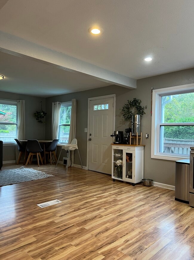 Foto del edificio - 2344 Northlake Way NW